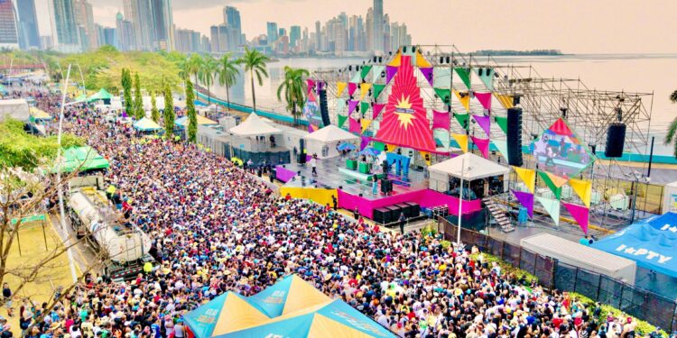 Panamá vive la euforia del Carnaval 2026 con más de 118 mil personas en la Cinta Costera