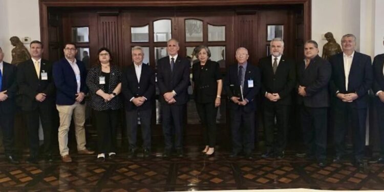 Presidente Nasry Asfura y gremial empresarial acuerdan agilizar exportaciones e importaciones en Honduras