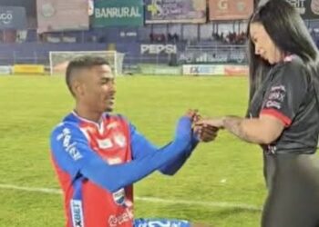 Futbolista costarricense del Xelajú MC de Guatemala rompe su compromiso solo cuatro días después de proponerle matrimonio a su pareja en el estadio