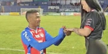 Futbolista costarricense del Xelajú MC de Guatemala rompe su compromiso solo cuatro días después de proponerle matrimonio a su pareja en el estadio