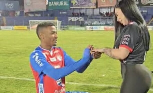 Futbolista costarricense del Xelajú MC de Guatemala rompe su compromiso solo cuatro días después de proponerle matrimonio a su pareja en el estadio