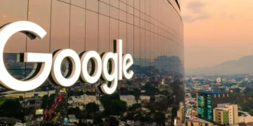 Bukele presume que El Salvador construye “el mejor sistema de salud pública del mundo” tras respaldo del CEO de Google