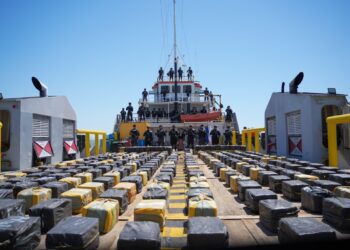 Fiscalía salvadoreña recibe 6.6 toneladas de cocaína decomisadas y procesará a 10 extranjeros detenidos