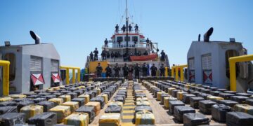 Fiscalía salvadoreña recibe 6.6 toneladas de cocaína decomisadas y procesará a 10 extranjeros detenidos