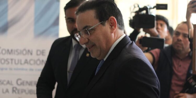 Ministro de Gobernación presenta su postulación para fiscal general y jefe del Ministerio Público de Guatemala