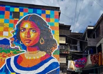 Venezolano inaugura en El Salvador el mural de tapas plásticas más alto del mundo