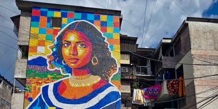 Venezolano inaugura en El Salvador el mural de tapas plásticas más alto del mundo