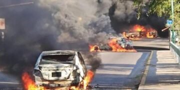 Narcos desatan ola de violencia en Jalisco con narcobloqueos, balaceras y quema de vehículos tras la muerte de “El Mencho”