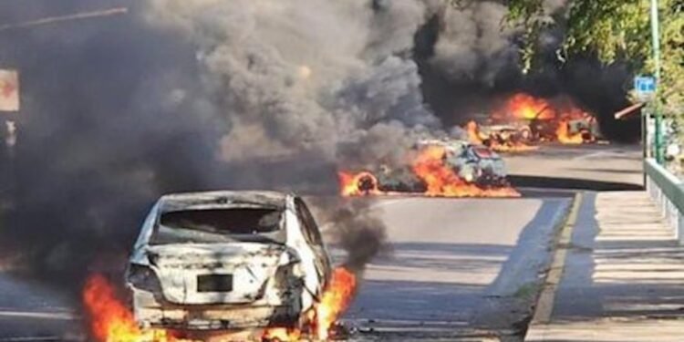 Narcos desatan ola de violencia en Jalisco con narcobloqueos, balaceras y quema de vehículos tras la muerte de “El Mencho”