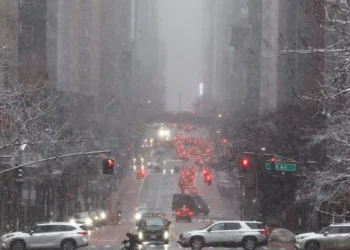 Alcalde de Nueva York impone toque de queda por tormenta de nieve histórica y declara estado de emergencia
