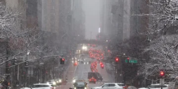 Alcalde de Nueva York impone toque de queda por tormenta de nieve histórica y declara estado de emergencia
