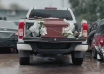 Hombre recorre ciudad con ataúd vacío y desata alarma en el norte de Honduras