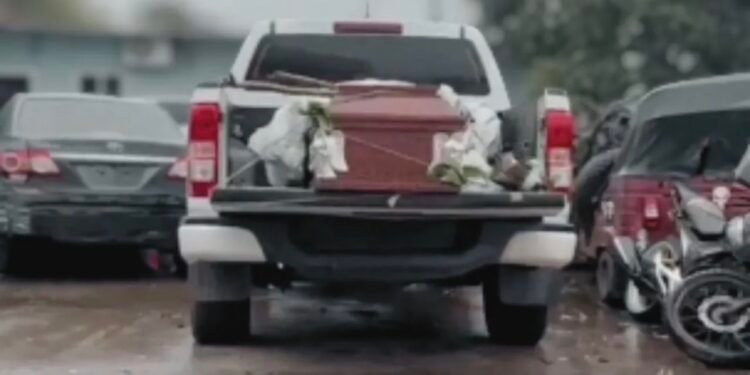 Hombre recorre ciudad con ataúd vacío y desata alarma en el norte de Honduras