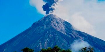 Guatemala: Volcán de Fuego lanza ceniza hasta 4,700 msnm y afecta áreas de Sacatepéquez y la capital