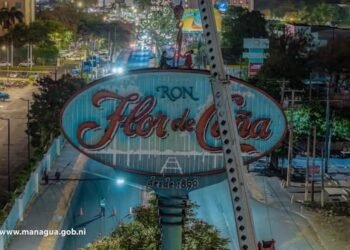 Alcaldía retira el emblemático rótulo de Flor de Caña en Managua y marca el fin de un ícono publicitario histórico