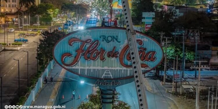 Alcaldía retira el emblemático rótulo de Flor de Caña en Managua y marca el fin de un ícono publicitario histórico