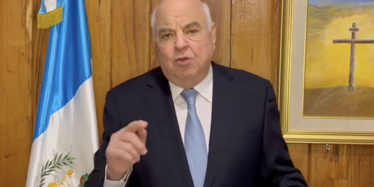 Cuestionado juez guatemalteco anula captura de expresidente Serrano Elías por delitos relacionados al autogolpe