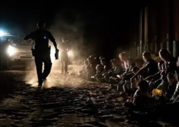 Más de 61,900 salvadoreños, guatemaltecos y hondureños irregulares fueron capturados en Estados Unidos y México en 2025