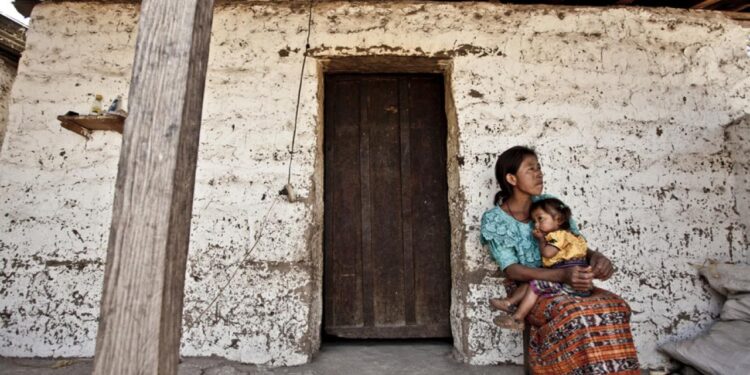 Guatemala alcanza 77.5% de pobreza multidimensional y triplica a Panamá, según CEPAL