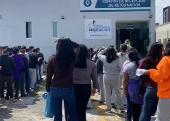 Vuelos con deportados desde EE.UU. aumentaron 41 % en Centroamérica y México durante el primer año de Trump