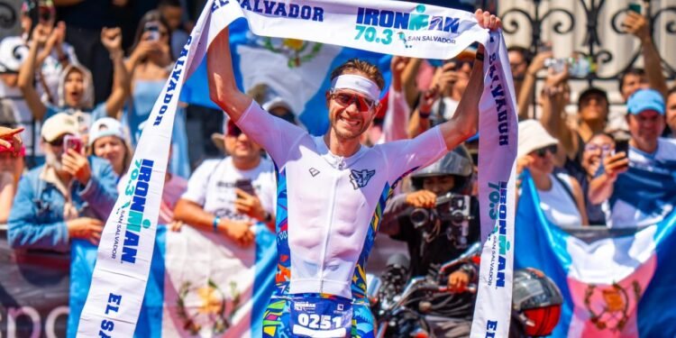 El guatemalteco Raúl Tejada gana Ironman 70.3 en El Salvador
