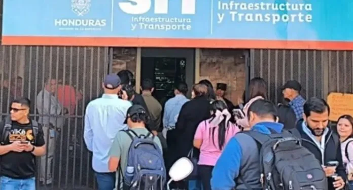 Detectan plazas fantasmas de cubanos y venezolanos en Secretaría de Transporte de Honduras