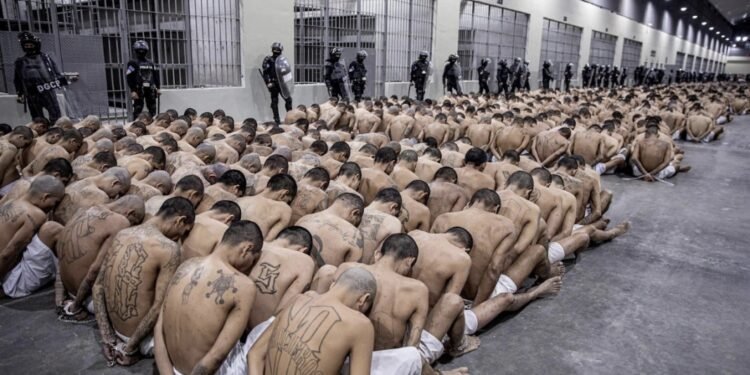 El CECOT cumple tres años y alberga hasta 40,000 reos bajo un régimen sin precedentes