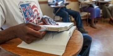 Comisionada de Derechos Humanos de Honduras dice hay que consultar a padres de familia sobre lectura de la biblia en escuela por religión