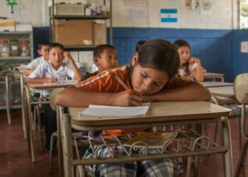 Solo el 65 % de las niñas salvadoreñas completan el segundo ciclo de secundaria por razones económicas y de distancia