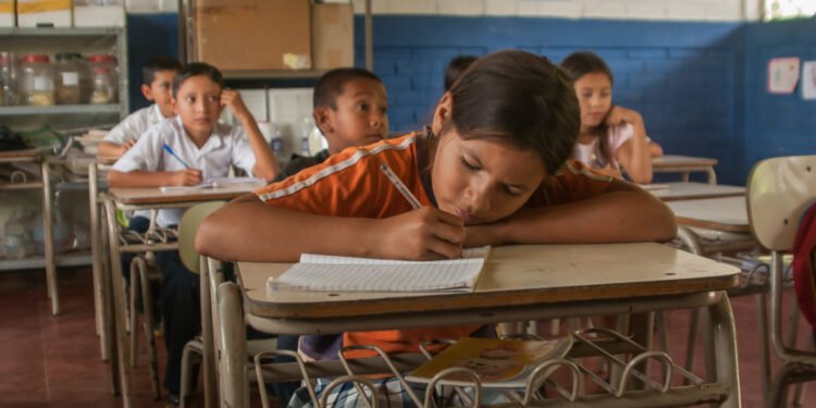 Solo el 65 % de las niñas salvadoreñas completan el segundo ciclo de secundaria por razones económicas y de distancia