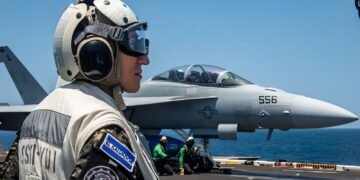 Altos mandos de El Salvador visitan el portaaviones USS Nimitz en el Pacífico