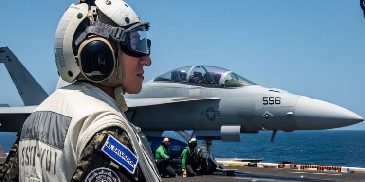 Altos mandos de El Salvador visitan el portaaviones USS Nimitz en el Pacífico