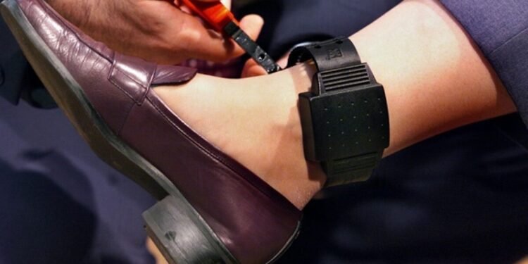 Diputados guatemaltecos proponen brazaletes electrónicos para reos fuera de prisión