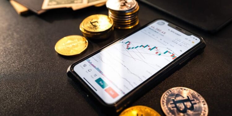 Aunque no llegan al 1 %, las remesas en criptomonedas hacen de El Salvador un líder regional