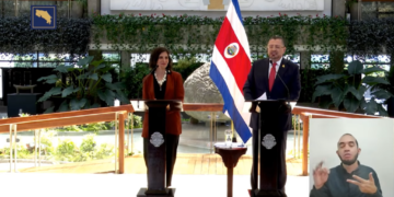 Presidente Chaves arremete contra fallo de la Sala Constitucional de Costa Rica sobre subastas de frecuencias