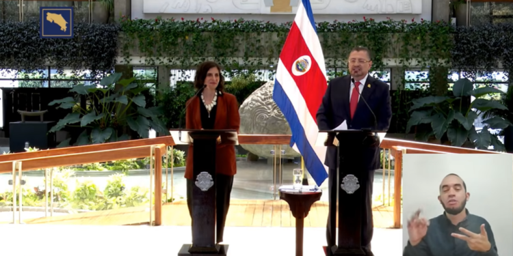 Presidente Chaves arremete contra fallo de la Sala Constitucional de Costa Rica sobre subastas de frecuencias