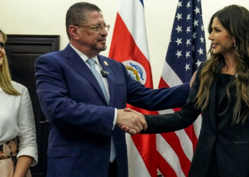 Costa Rica y EE UU firman acuerdo migratorio para traslado voluntario de migrantes de terceros países