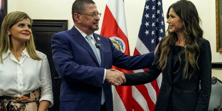 Costa Rica y EE UU firman acuerdo migratorio para traslado voluntario de migrantes de terceros países