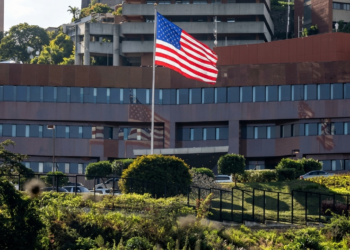 EE UU reanuda operaciones de su embajada en Caracas tras siete años y busca normalizar relaciones con Venezuela