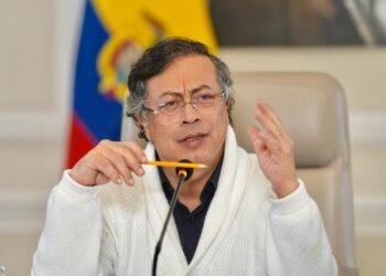 Presidente colombiano critica política de seguridad de Bukele y cuestiona detenciones
