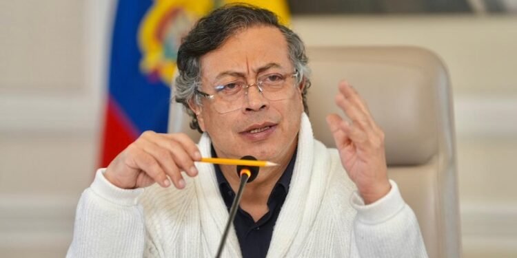 Presidente colombiano critica política de seguridad de Bukele y cuestiona detenciones