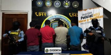 Honduras decomisa cientos de cajas de cerveza ingresadas por contrabando desde Guatemala y captura a cuatro sospechosos