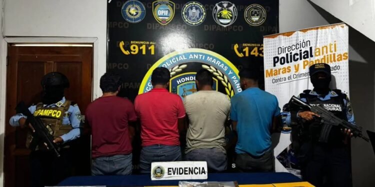 Honduras decomisa cientos de cajas de cerveza ingresadas por contrabando desde Guatemala y captura a cuatro sospechosos