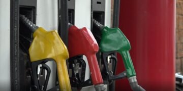 Guatemala descarta desabastecimiento de combustibles y advierte posible alza de precios por crisis en Irán
