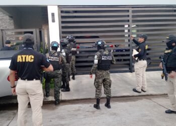 Autoridades de Honduras allanan diferentes propiedades a red de narcotráfico vinculada a 2.8 toneladas de cocaína