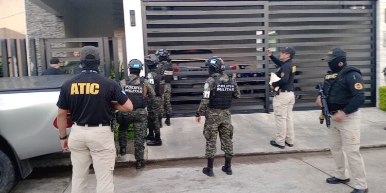Autoridades de Honduras allanan diferentes propiedades a red de narcotráfico vinculada a 2.8 toneladas de cocaína
