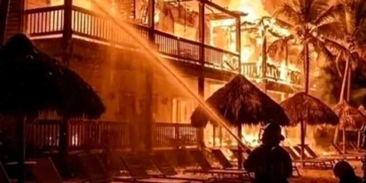 Incendio destruye parte de reconocido hotel en Roatán, Honduras
