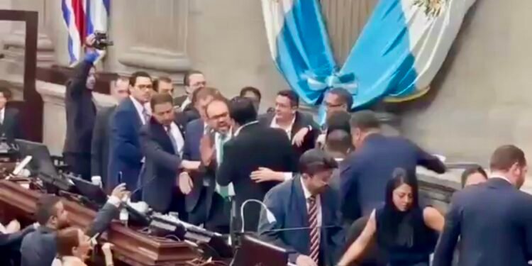 Zafarrancho en el Congreso de Guatemala durante debate para elegir magistrados de la Corte de Constitucionalidad