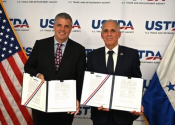 Presidente hondureño firma acuerdo con EE UU para impulsar el Ferrocarril Interoceánico y corredor logístico entre el Caribe y el Pacífico