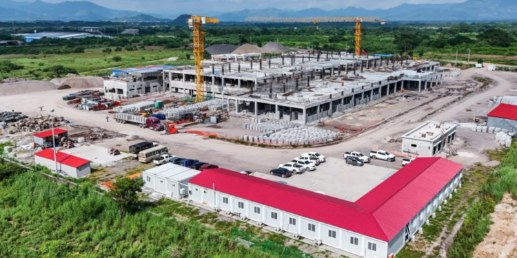Autoridades denuncian contratación irregular de trabajadores chinos en construcción del Hospital del Sur en Choluteca, Honduras